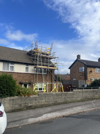 Scaffolding erected on UK house to fix roof in Nottingham | East Midlands